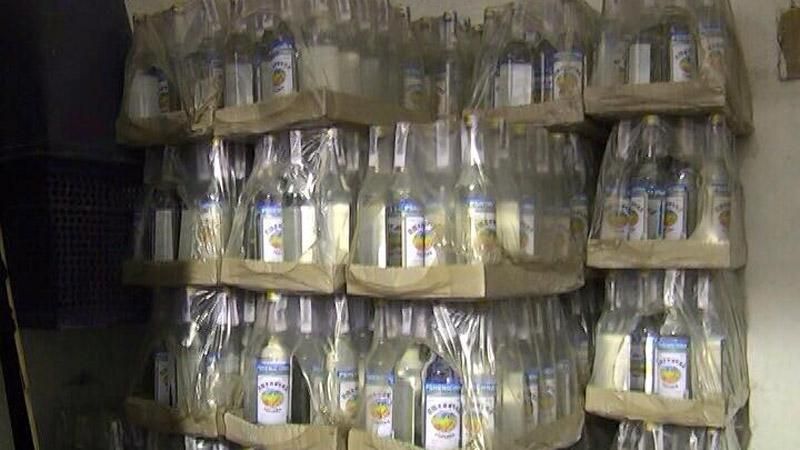 В Киеве "накрыли" 30 тысяч бутылок фальшивой водки В Киеве "накрыли" 30 тысяч бутылок фальшивой водки