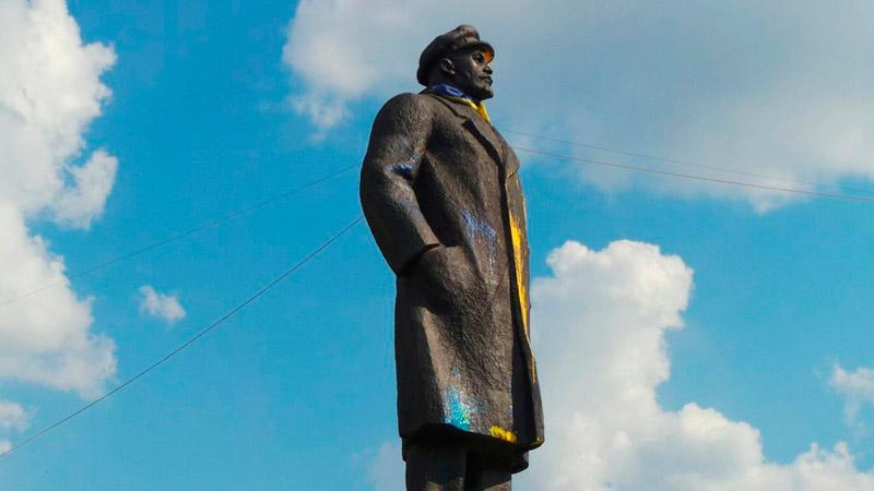 Жители Славянска с "бандеровскими" флагами вышли на бой с Лениным