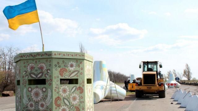 Навколо Маріуполя зводять нові укріплювальні споруди Навколо Маріуполя зводять нові укріплювальні споруди