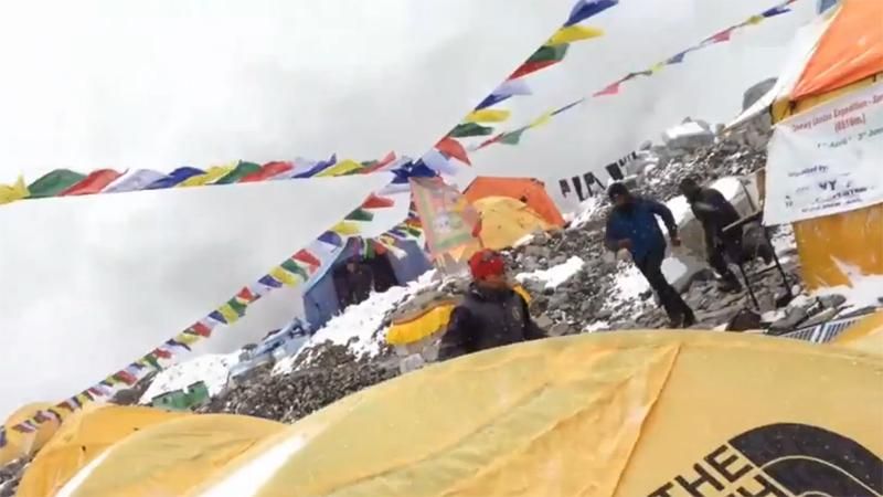 Появилось шокирующее видео схода лавины на Эвересте (18+) Появилось шокирующее видео схода лавины на Эвересте (18+)