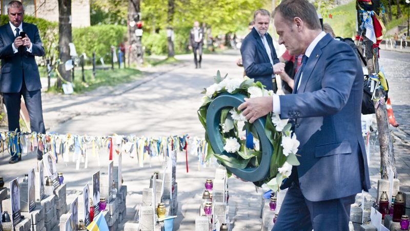 Туск отдал дань героям Небесной сотни Туск отдал дань героям Небесной сотни