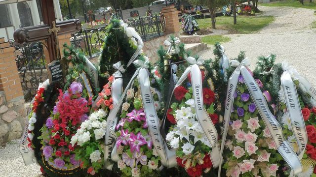 На могилі сина Януковича з'явилася табличка з його іменем