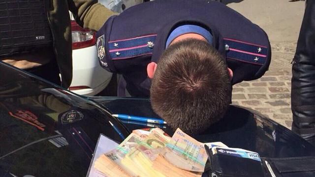 Двоє слідчих вимагали 5 тисяч доларів за непритягнення до криміналу Двоє слідчих вимагали 5 тисяч доларів за непритягнення до криміналу