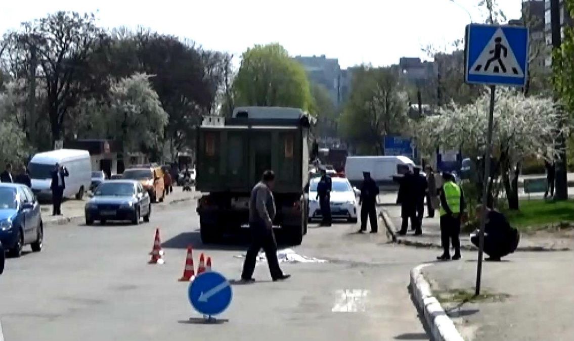 У Хмельницькому під колесами вантажівки загинув 9-річний хлопчик У Хмельницькому під колесами вантажівки загинув 9-річний хлопчик