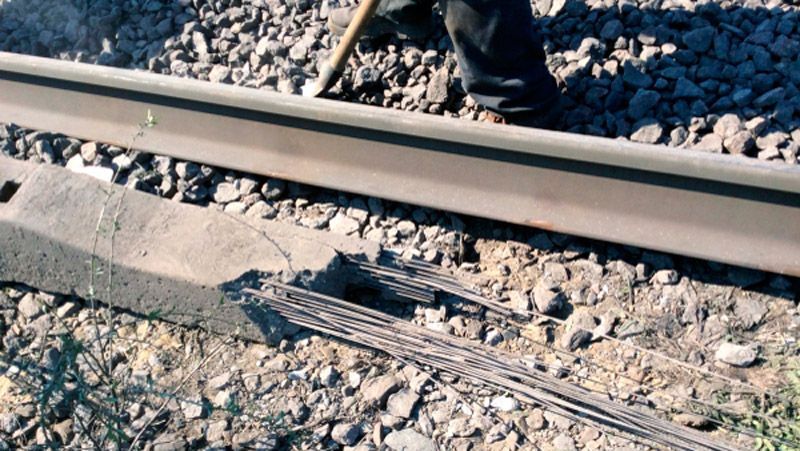 Появились фото взорванной железной дороги в Одесской области Появились фото взорванной железной дороги в Одесской области