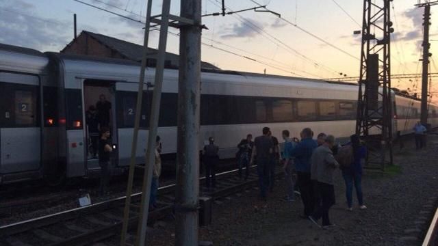 Потяг Hyundai "Харків-Київ" зійшов з рейок Потяг Hyundai "Харків-Київ" зійшов з рейок