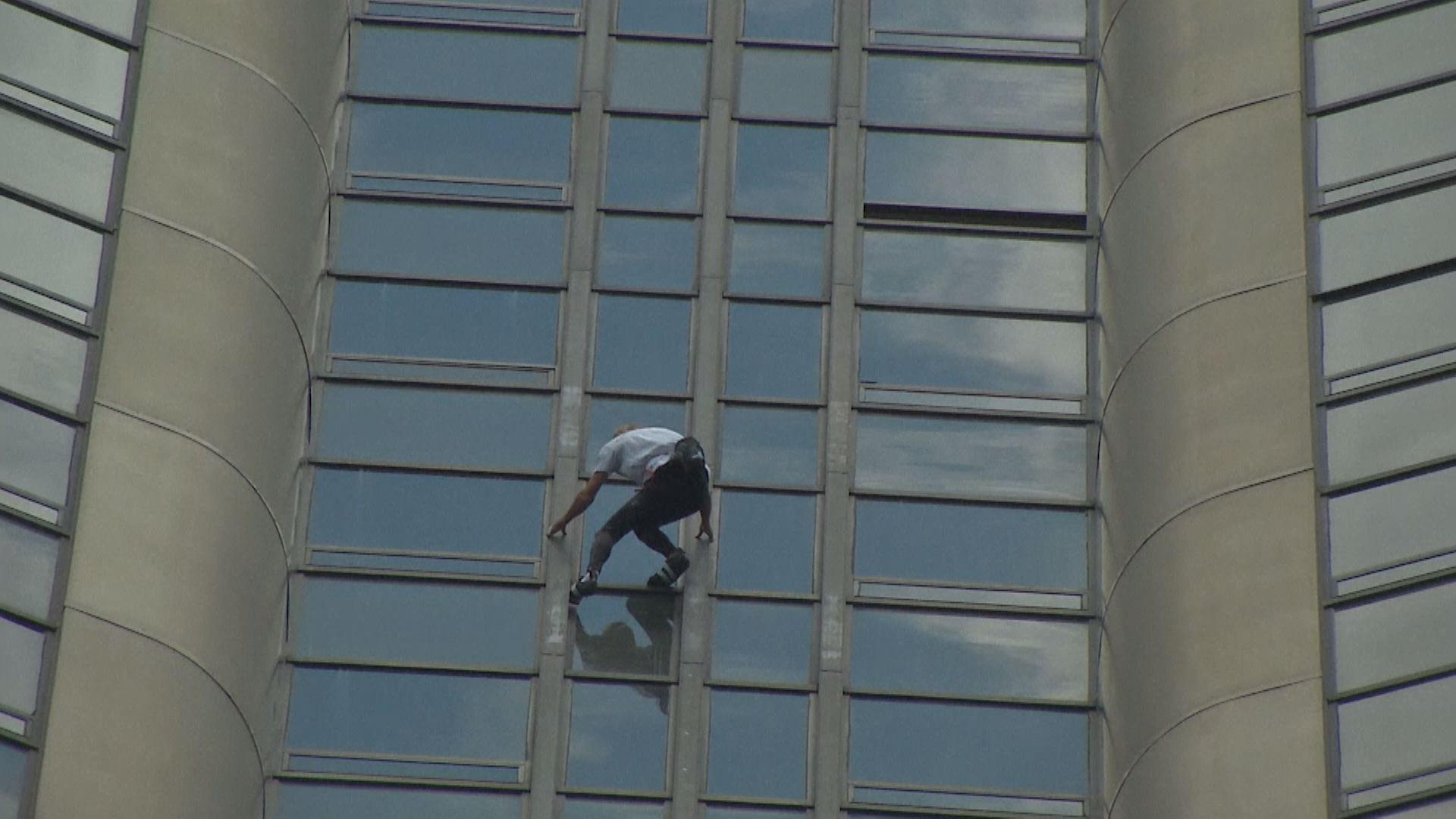 Французский спайдермен взобрался на небоскреб в поддержку непальцев