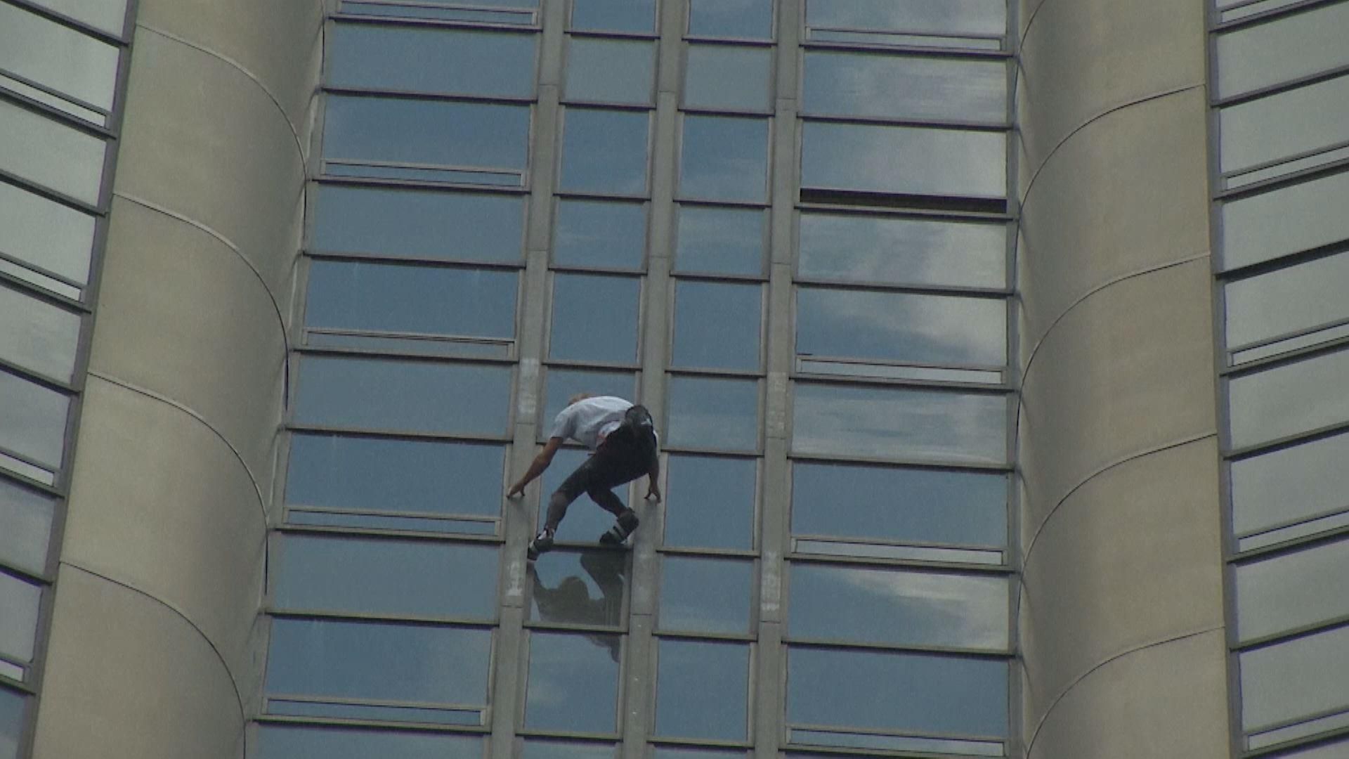 Французский спайдермен взобрался на небоскреб в поддержку непальцев Французский спайдермен взобрался на небоскреб в поддержку непальцев