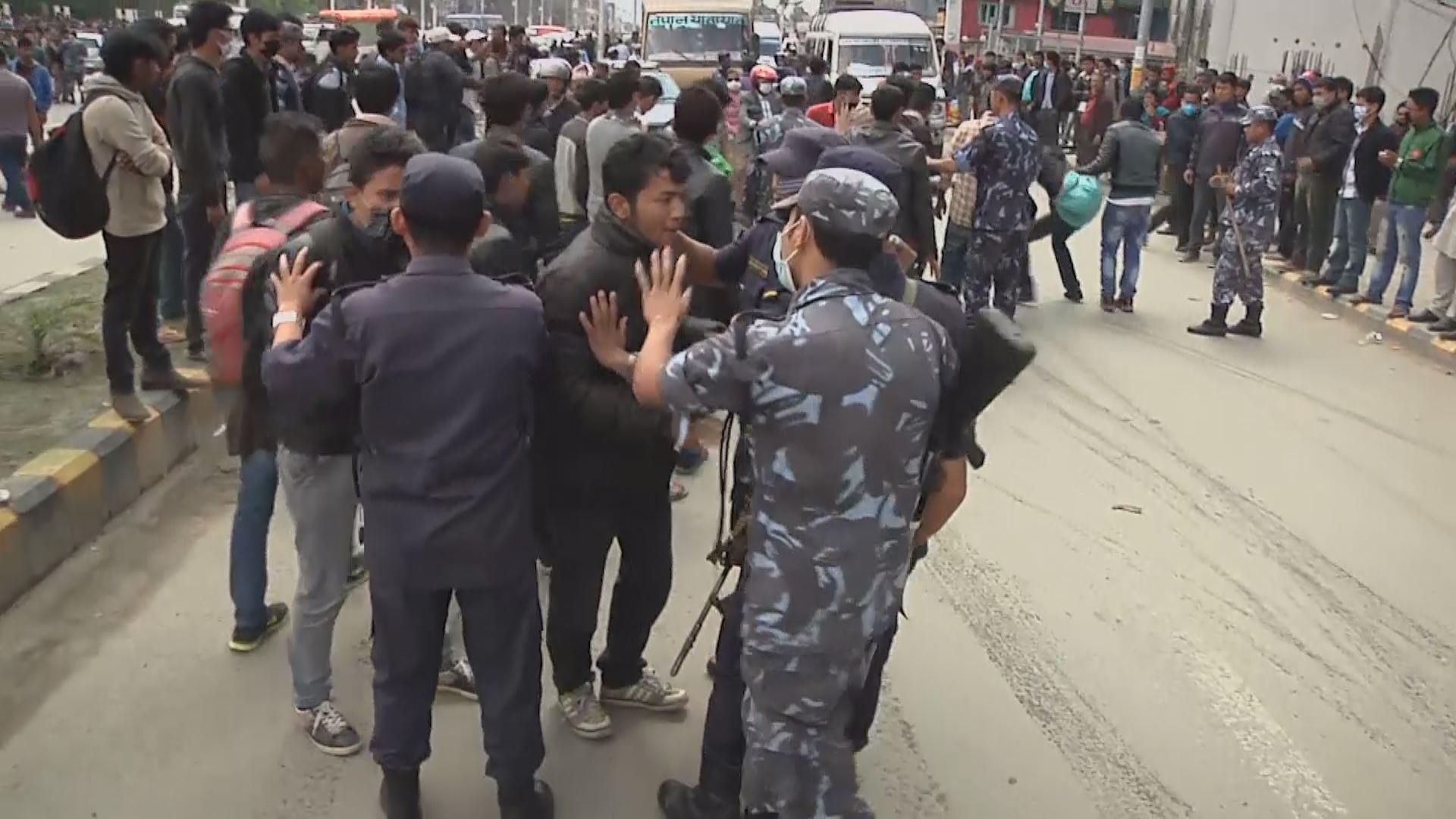 У Непалі постраждалі не мають що їсти і пити: розлючені люди перекрили дороги