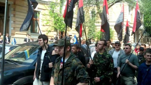 "Правый сектор" пикетирует Порошенка, требуют объяснить "весь этот фарс" "Правый сектор" пикетирует Порошенка, требуют объяснить "весь этот фарс"