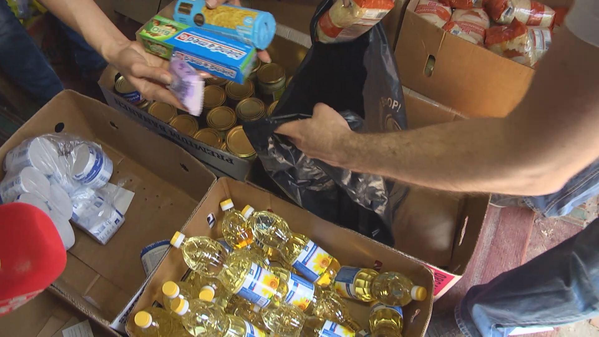 У Львові роздавали гуманітарку переселенцям У Львові роздавали гуманітарку переселенцям