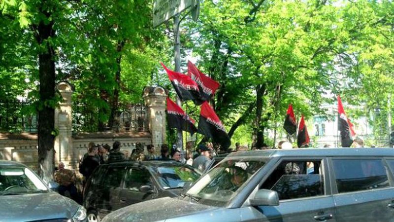 У конфлікті з "Правим сектором" знайшлось вирішення У конфлікті з "Правим сектором" знайшлось вирішення