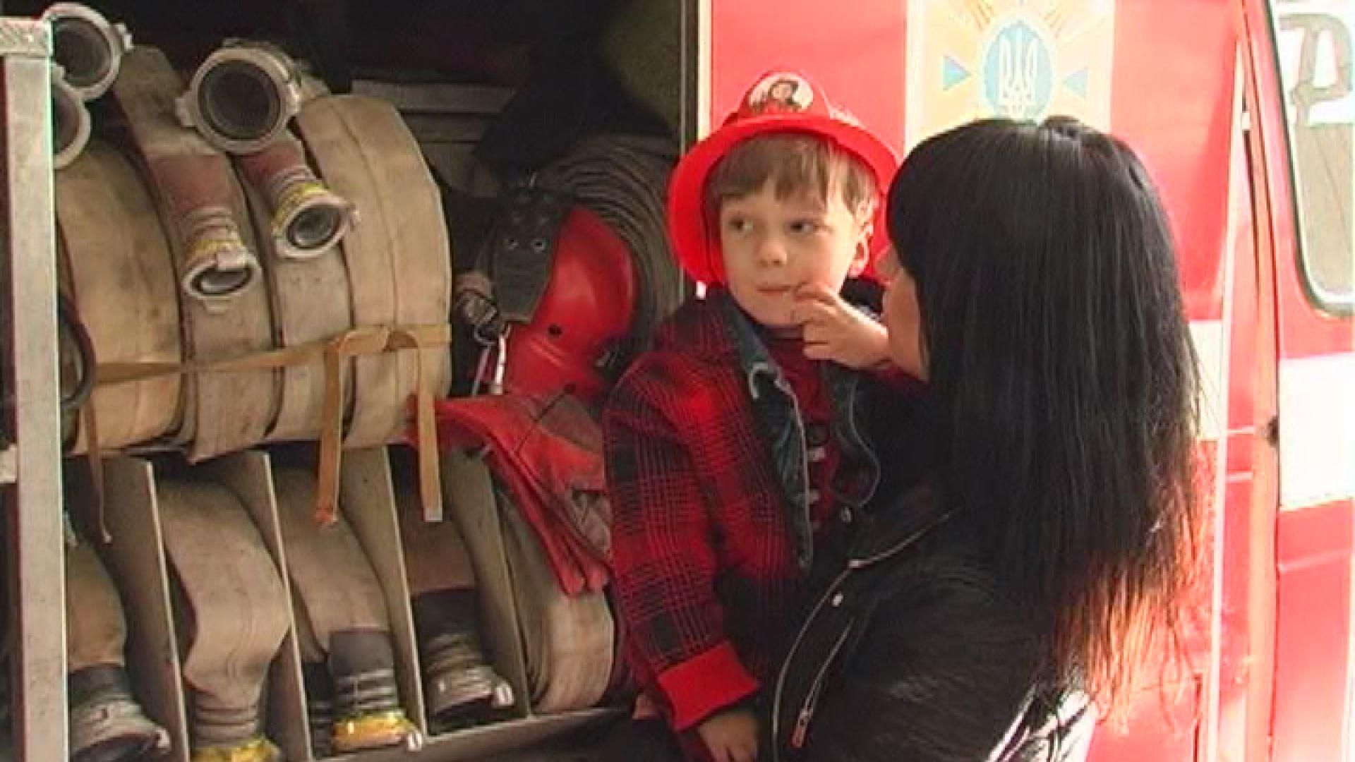 Больной ДЦП мальчик мечтает стать спасателем. Пожарные устроили праздник для ребенка