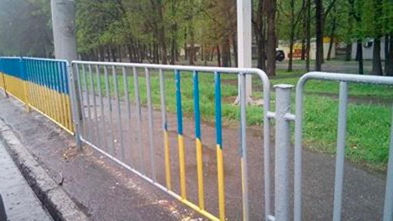 У Дніпропетровську нашвидкуруч замалювали синьо-жовті паркани