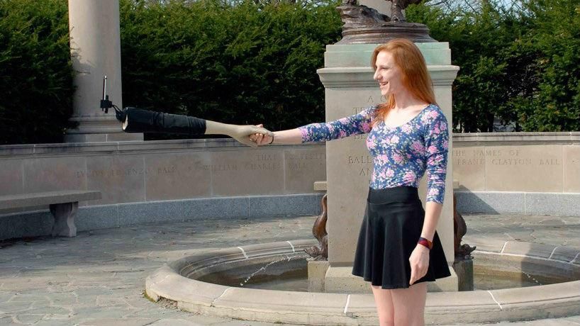 Новий винахід: чоловіча селфі-рука для самотніх жінок Новий винахід: чоловіча селфі-рука для самотніх жінок