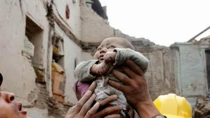  У Непалі 4-місячне немовля вижило під завалами