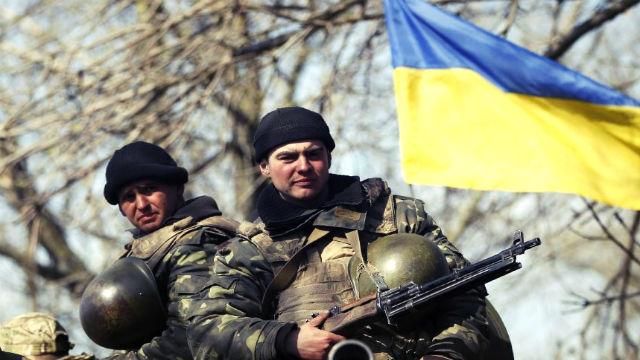 На Сході далі гаряче: вночі українські бійці відбили атаку ворога На Сході далі гаряче: вночі українські бійці відбили атаку ворога