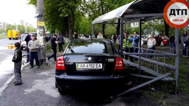 У Києві авто влетіло у зупинку з дітьми 