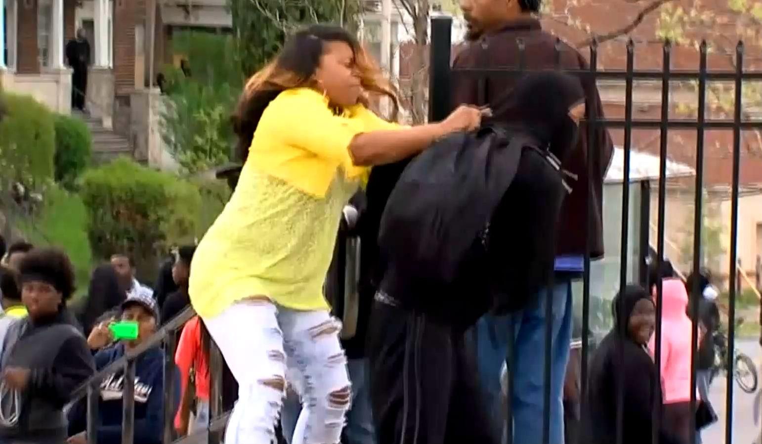 Мать митингующего из Балтимора стала звездой Youtube Мать митингующего из Балтимора стала звездой Youtube