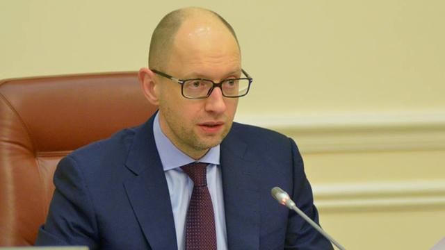 Яценюк пригрозил тем, кто будет мешать выдаче биометрических паспортов