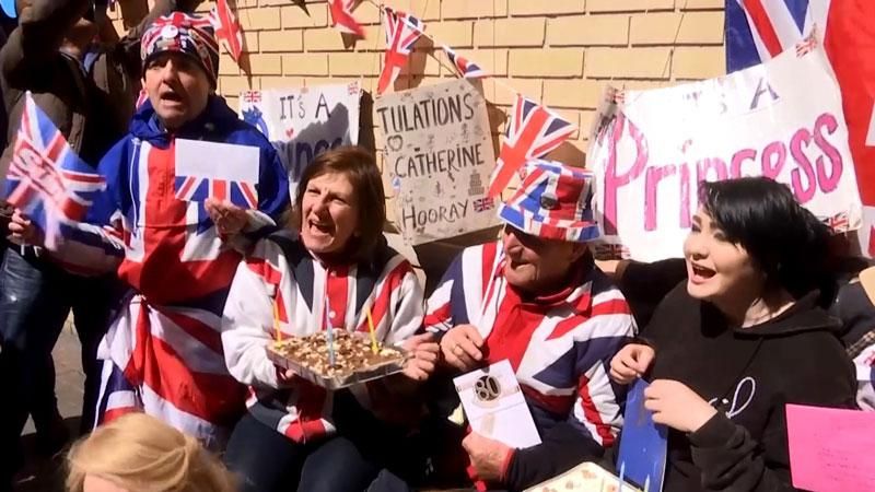 Дідусь відсвяткував день народження під стінами пологового будинку Дідусь відсвяткував день народження під стінами пологового будинку