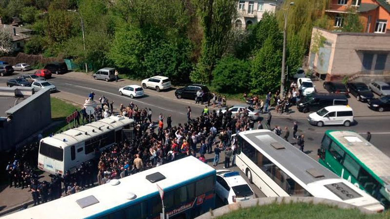Провокації у Києві: затримано 19 молодиків
