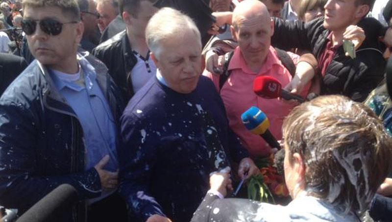 Симоненко облили кефиром Симоненко облили кефиром