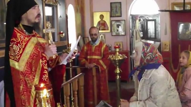 Священик РПЦ влаштував у церкві комуністичний концерт