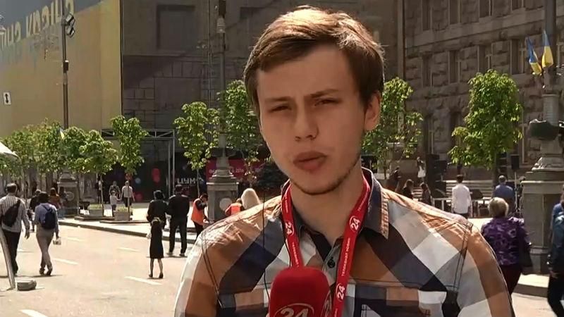 На Крещатике парни выкрикивают националистические лозунги На Крещатике парни выкрикивают националистические лозунги