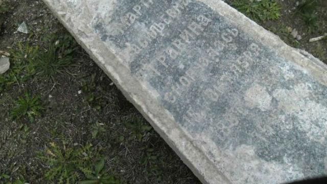 На Кіровоградщині Ленін стояв на надгробних плитах На Кіровоградщині Ленін стояв на надгробних плитах