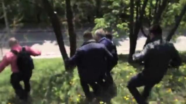 Видео дня. Симоненко в кефире удрал в кусты Видео дня. Симоненко в кефире удрал в кусты