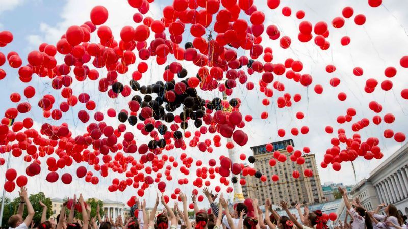 На Майдані дітки запустили у небо кульки-маки