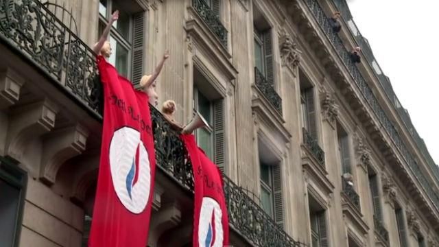 Обнаженные FEMEN сорвали выступление националистки Марин Ле Пен (18+)