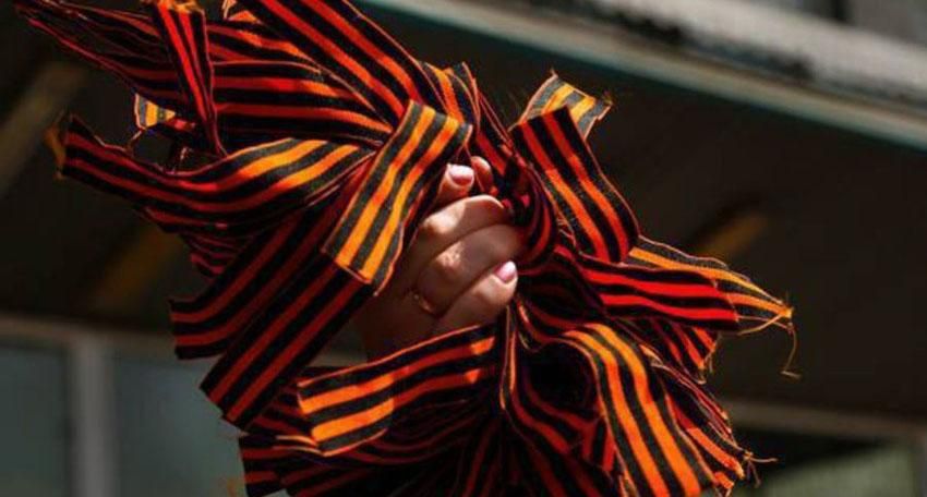 Дітей у Криму змушують носити георгіївські стрічки у школах Дітей у Криму змушують носити георгіївські стрічки у школах