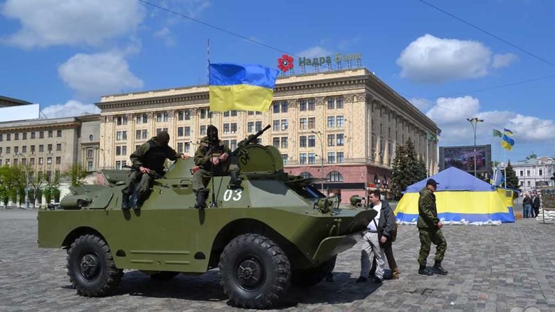 Центральную площадь Харькова охраняют военные и бронетехника