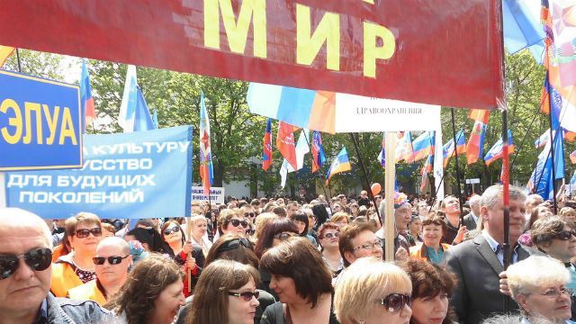 Георгиевские ленты и медали для "трудящихся" — в оккупации празднуют первомай Георгиевские ленты и медали для "трудящихся" — в оккупации празднуют первомай