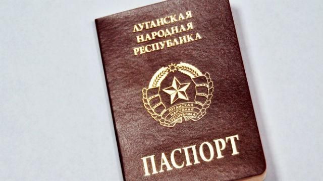 Окупанти показали паспорт "ЛНР"