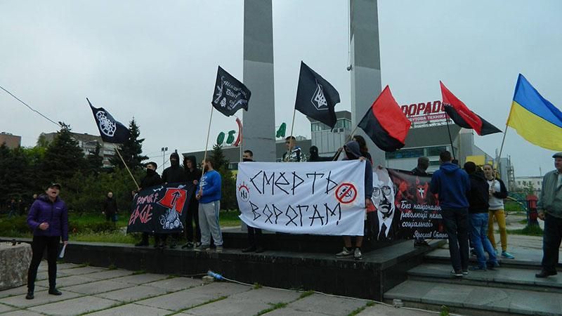 В Мариуполе первое мая праздновали под бандеровскими флагами В Мариуполе первое мая праздновали под бандеровскими флагами
