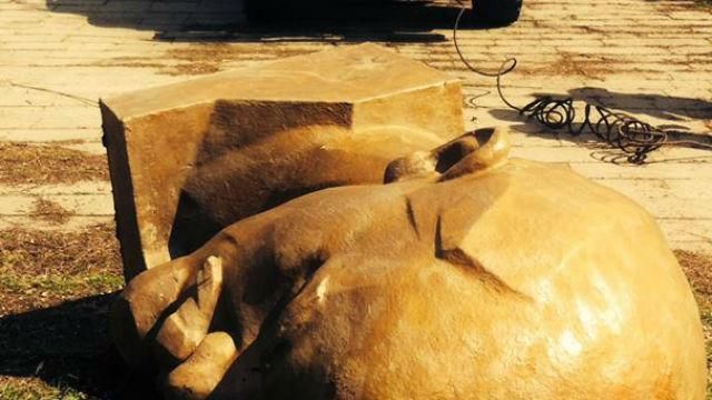 Минус одна каменная башка: в Луганской области повалили еще одного Ленина Минус одна каменная башка: в Луганской области повалили еще одного Ленина