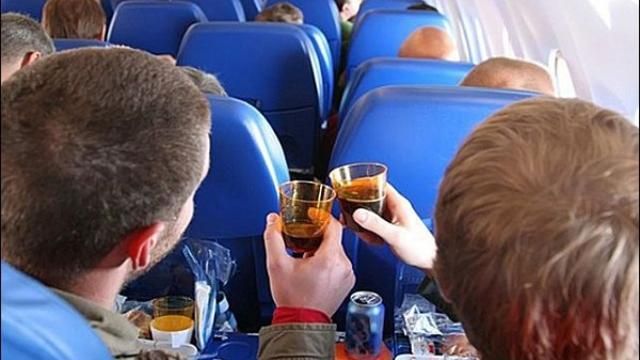Літак у Росії зробив аварійну посадку через нетверезого пасажира Літак у Росії зробив аварійну посадку через нетверезого пасажира