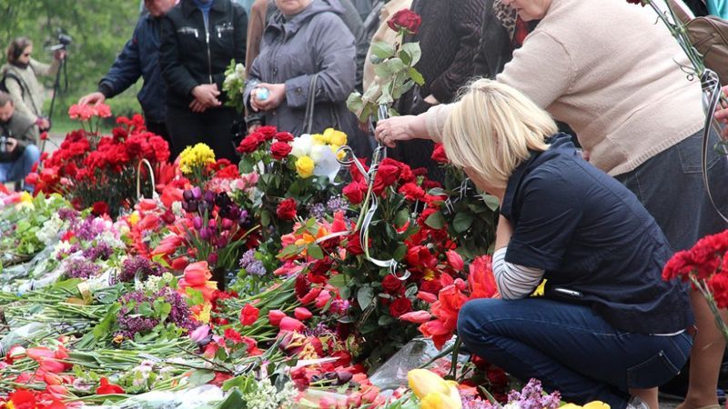 В Одесі місцева влада та мешканці міста приносять квіти на Куликове поле В Одесі місцева влада та мешканці міста приносять квіти на Куликове поле