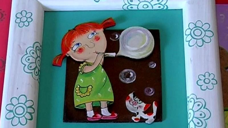 Переселенка рисует картины с помощью утюга Переселенка рисует картины с помощью утюга