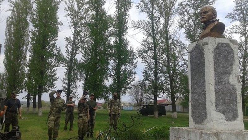 В Луганской области не устоял еще один Ленин В Луганской области не устоял еще один Ленин