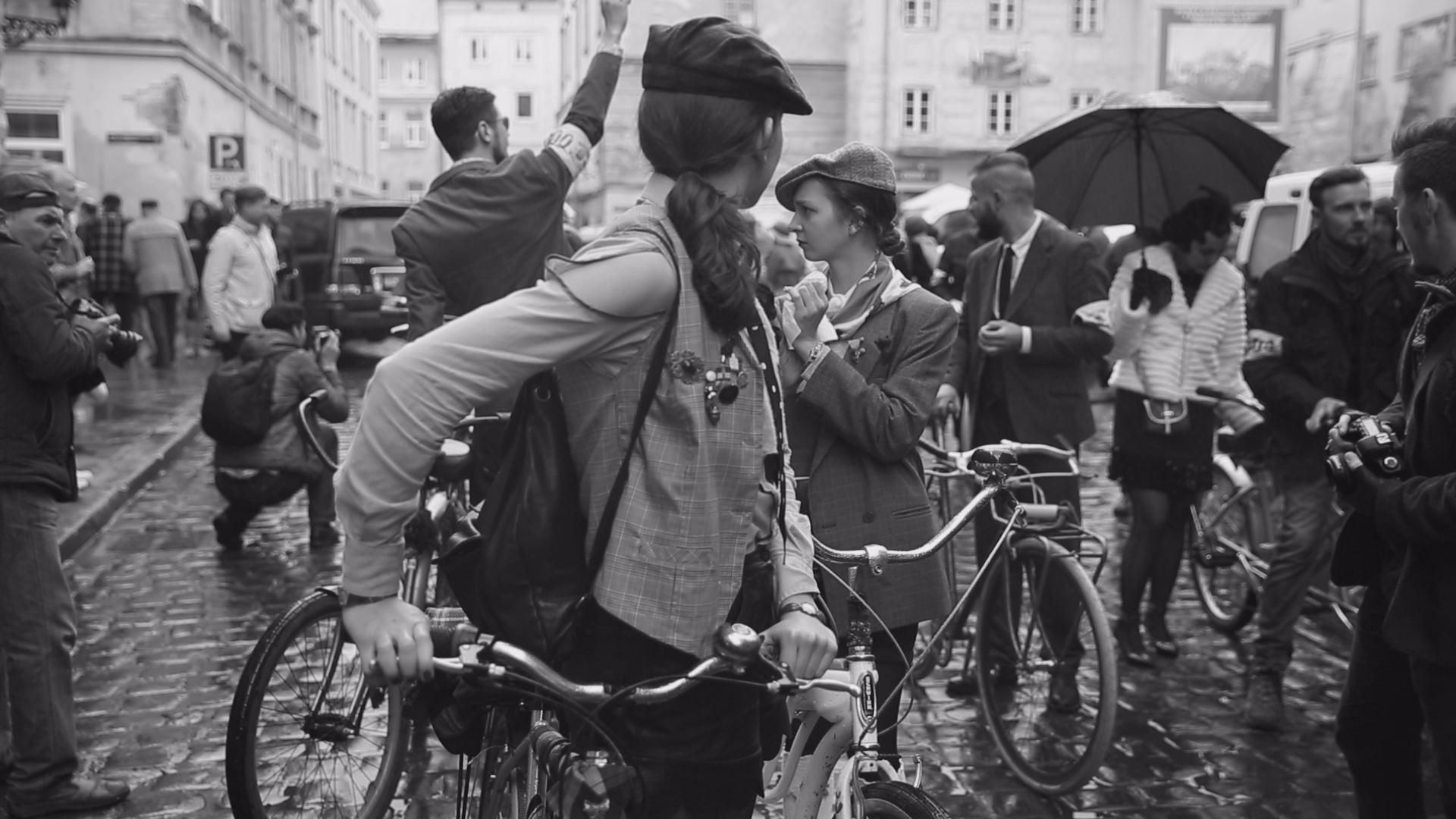 Львов вернулся в 40-е: по городу ездят батяры на велосипедах