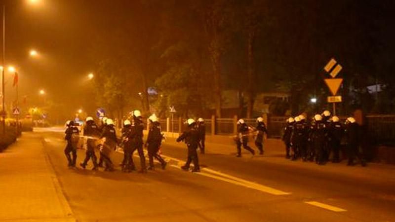 В Польше из-за убийства фаната произошли массовые столкновения В Польше из-за убийства фаната произошли массовые столкновения
