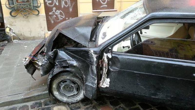 В центре Львова автомобиль переехал целую семью