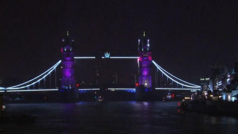 Тауэрский мост стал розовым в честь рождения принцессы Тауэрский мост стал розовым в честь рождения принцессы