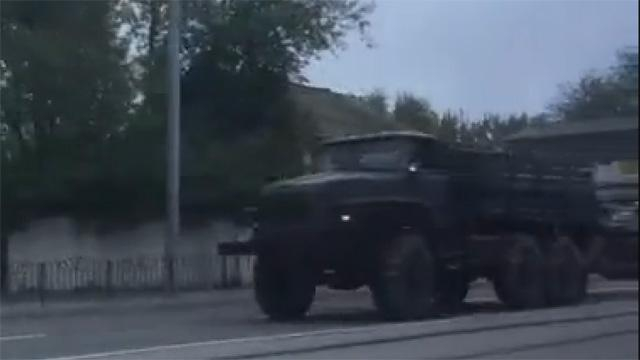 Журналисты сняли, как в сторону донецкого аэропорта едет запрещенное оружие