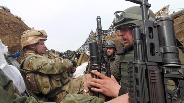 Шестигодинний бій під Широкиним закінчився. Двох бійців везуть до лікарні Шестигодинний бій під Широкиним закінчився. Двох бійців везуть до лікарні