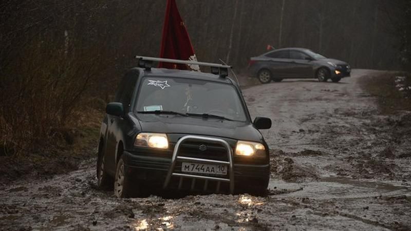У Росії не змогли провести автопробіг до Дня Перемоги: машини застрягли у болоті